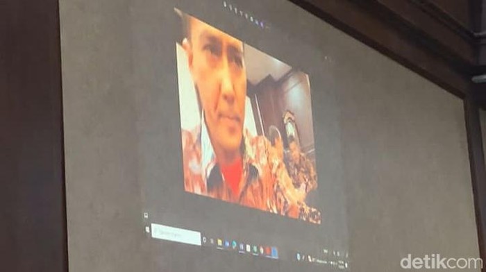Foto Harun Masiku pernah bersama Hasto Kristiyanto dan Djan Faridz di ruangan mantan Ketua MA Hatta Ali ditampilkan di sidang Hasto (Anggi/detikcom).