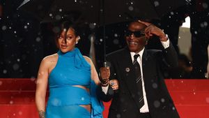 Foto: Gaun Biru Cerah Rihanna Kala Karpet Merah Cannes 2025 Diguyur Hujan