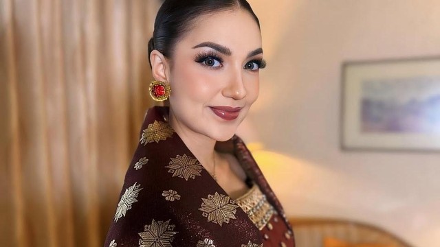 Kabar Terkini Artis dari InsertLive : Profil Ghina Raihanah, Adik Tsania Marwa Kekasih Anak Najwa Shihab