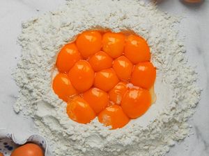 Telur Uritan Ayam Itu Apa? Ini Penjelasan Lengkap Manfaat dan Bahayanya