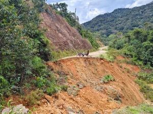 Jalan Lingkar Krayan Longsor, Warga Terpaksa Jalan Kaki Lewat Gunung Jalan Lingkar Krayan Longsor, Warga Terpaksa Jalan Kaki Lewat Gunung