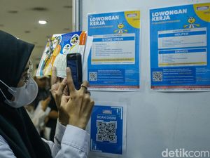Saking Padatnya Job Fair Cikarang, Banyak Pelamar Jatuh Pingsan Saking Padatnya Job Fair Cikarang, Banyak Pelamar Jatuh Pingsan