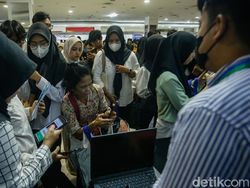 Viral Lautan Manusia Berebut Cari Kerja di Job Fair Bekasi