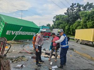 Sopir Truk yang Kecelakaan di Tol Waru-Perak Sempat Terlontar Keluar