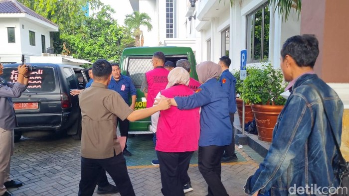 Kejari Jakpus menetapkan 5 tersangka kasus dugaan korupsi proyek Pusat Data Nasional Sementara (PDNS). (Taufiq/detikcom). Kejari Jakpus menetapkan 5 tersangka kasus dugaan korupsi proyek Pusat Data Nasional Sementara (PDNS). (Taufiq/detikcom).
