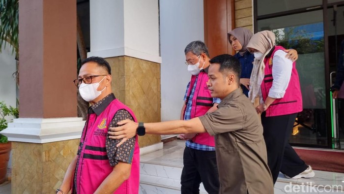 Kejari Jakpus menetapkan 5 tersangka kasus dugaan korupsi proyek Pusat Data Nasional Sementara (PDNS). (Taufiq/detikcom). Kejari Jakpus menetapkan 5 tersangka kasus dugaan korupsi proyek Pusat Data Nasional Sementara (PDNS). (Taufiq/detikcom).