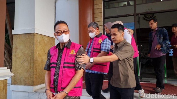 Kejari Jakpus menetapkan 5 tersangka kasus dugaan korupsi proyek Pusat Data Nasional Sementara (PDNS). (Taufiq/detikcom). Kejari Jakpus menetapkan 5 tersangka kasus dugaan korupsi proyek Pusat Data Nasional Sementara (PDNS). (Taufiq/detikcom).