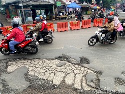 Waspada Jalan Rusak di Persimpangan Pasar Kordon Bandung