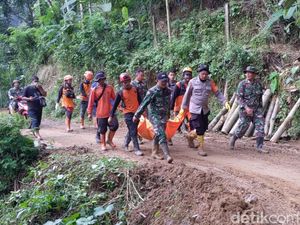 Video: Momen Pencarian Korban Tanah Longsor di Trenggalek