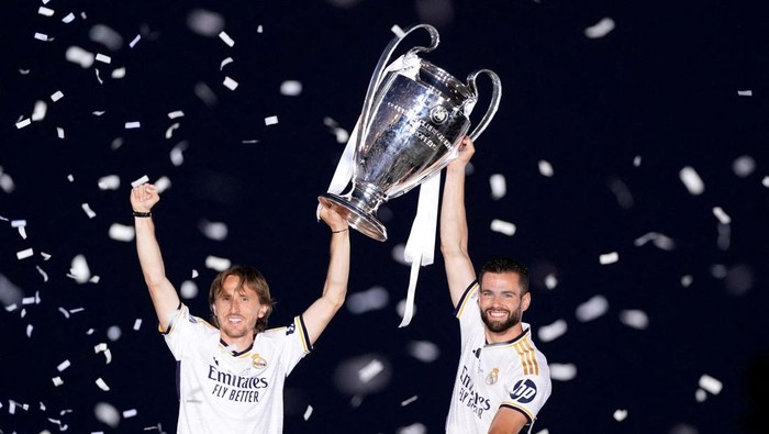 Luka Modric FILE PHOTO: Soccer Football - Real Madrid celebrate winning the Champions League - Cibeles Fountain, Madrid, Spain - June 2, 2024 Real Madrids Nacho and Real Madrids Luka Modric with the trophy. REUTERS/Ana Beltran/File Photo