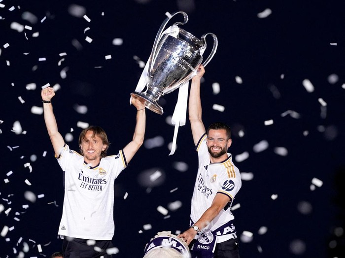 FILE PHOTO: Soccer Football - Real Madrid celebrate winning the Champions League - Cibeles Fountain, Madrid, Spain - June 2, 2024 Real Madrid's Nacho and Real Madrid's Luka Modric with the trophy. REUTERS/Ana Beltran/File Photo