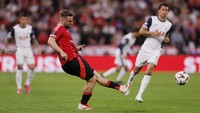 Menurut Sofascore, ada empat 4 pemain MU yang mendapat rating terburuk. Pertama adalah Luke Shaw, yang diberi nilai 6.9, dengan catatan kehilangan bola 12 kali dan dan minim membuat umpan silang akurat. (Foto: Andrew Couldridge/REUTERS)