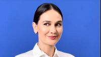 8 Gaya Luna Maya-Maxime Pemotretan Buku Nikah, Bak Model Lagi Photoshoot