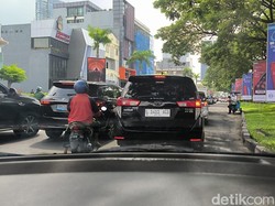 Arah PTC Surabaya Macet Parah, Pengendara Terjebak 30 Menit