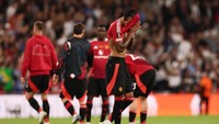 Skuad Manchester United tertunduk lesu usai pertandingan final Liga Europa. (Foto: REUTERS/Isabel Infantes)