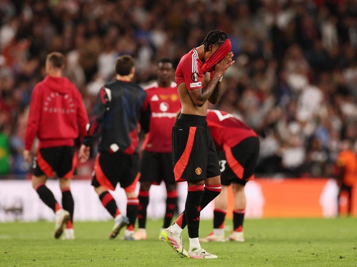 Soccer Football - Europa League - Final - Tottenham Hotspur v Manchester United - San Mames, Bilbao, Spain - May 21, 2025 Manchester Uniteds Leny Yoro looks dejected after the match REUTERS/Isabel Infantes