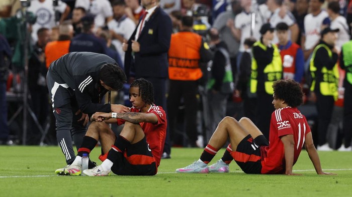 Manchester United Soccer Football - Europa League - Final - Tottenham Hotspur v Manchester United - San Mames, Bilbao, Spain - May 21, 2025 Manchester Uniteds Leny Yoro and Joshua Zirkzee look dejected after the match REUTERS/Vincent West