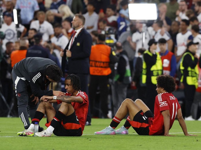 Soccer Football - Europa League - Final - Tottenham Hotspur v Manchester United - San Mames, Bilbao, Spain - May 21, 2025 Manchester United's Leny Yoro and Joshua Zirkzee look dejected after the match REUTERS/Vincent West