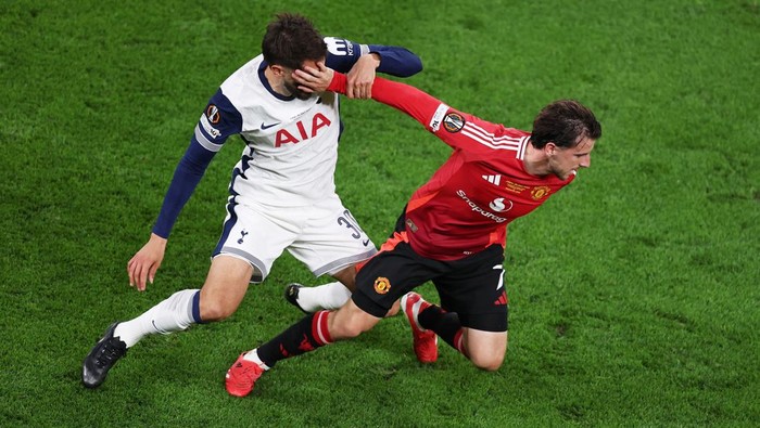 Soccer Football - Europa League - Final - Tottenham Hotspur v Manchester United - San Mames, Bilbao, Spain - May 21, 2025   Manchester Uniteds Mason Mount in action with Tottenham Hotspurs Rodrigo Bentancur REUTERS/Juan Medina
