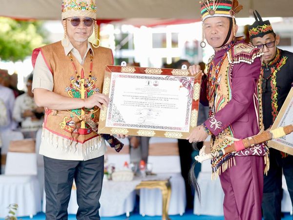 Menko Zulhas Dapat Gelar Kehormatan dari Damang Kepala Adat Se-Kalteng