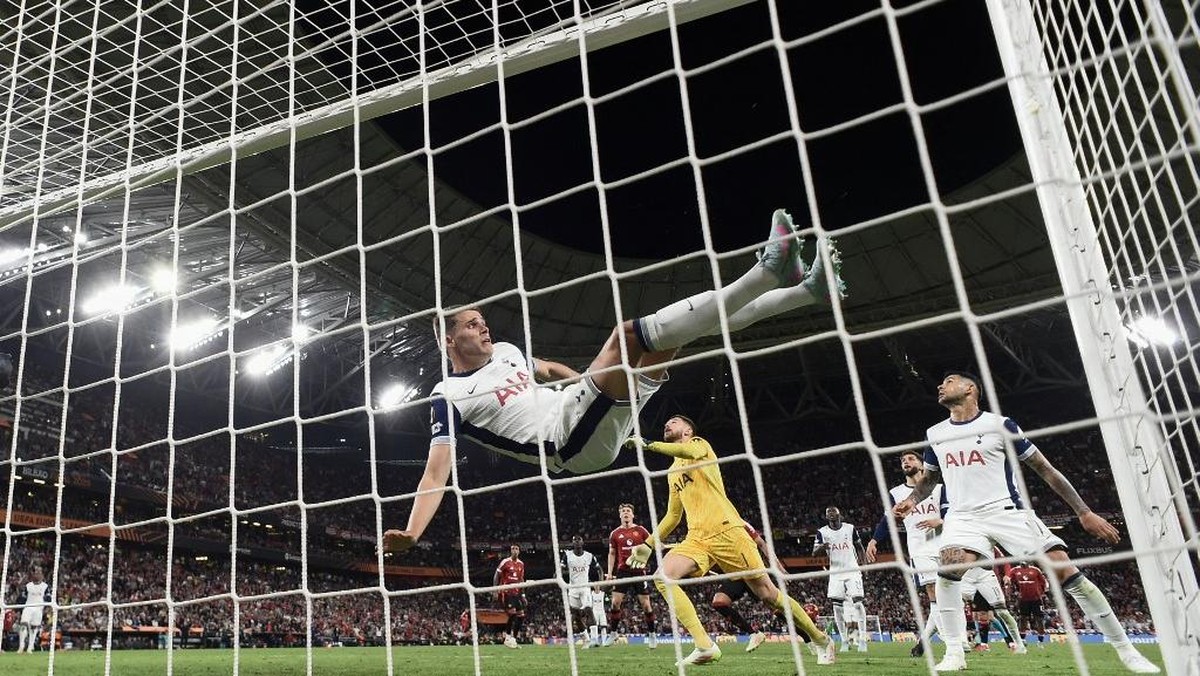 Sapuan gemilang Micky van de Ven di final Liga Europa. (Foto: AFP/JOSEP LAGO)