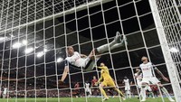 MU nyaris mencetak gol di babak kedua, tapi gawang Tottenham bisa diselamatkan bek Micky van den Van dengan sapuan salto di garis gawang. (Foto: AFP/JOSEP LAGO)
