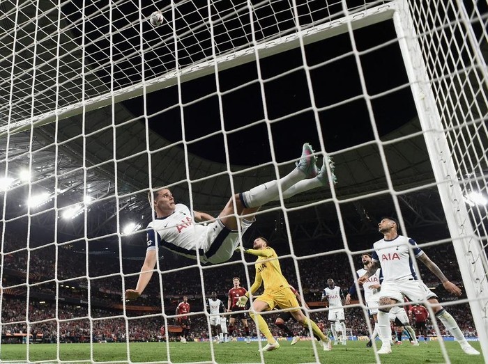 Tottenham Hotspur's Dutch defender #37 Micky van de Ven clears a shot by Manchester United's Argentinian forward #17 Alejandro Garnacho during the UEFA Europa League final football match between Tottenham Hotspur and Manchester United at San Mames stadium in Bilbao on May 21, 2025. (Photo by Josep LAGO / AFP)