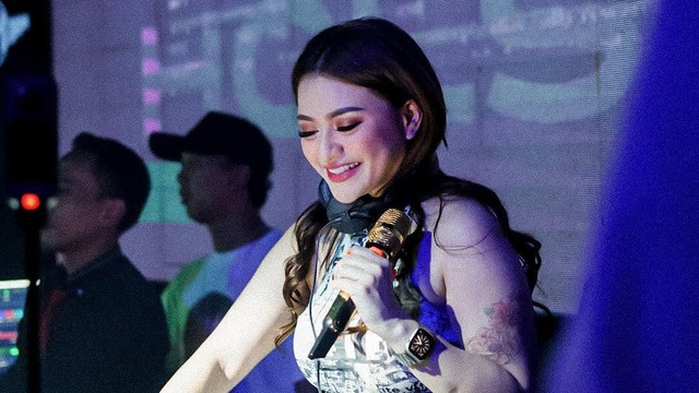 Berita Viral Selebriti dari InsertLive : Pamerkan Hewan Kurban, Agama Nathalie Holscher Diragukan usai Lepas Hijab dan Nge-DJ
