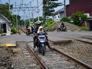 Nekat Banget! Pengendara Motor Terobos Jalur Kereta