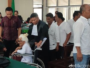 Nenek Reja, Terdakwa Berusia 93 Tahun Jalani Sidang Pakai Kursi Roda Nenek Reja, Terdakwa Berusia 93 Tahun Jalani Sidang Pakai Kursi Roda