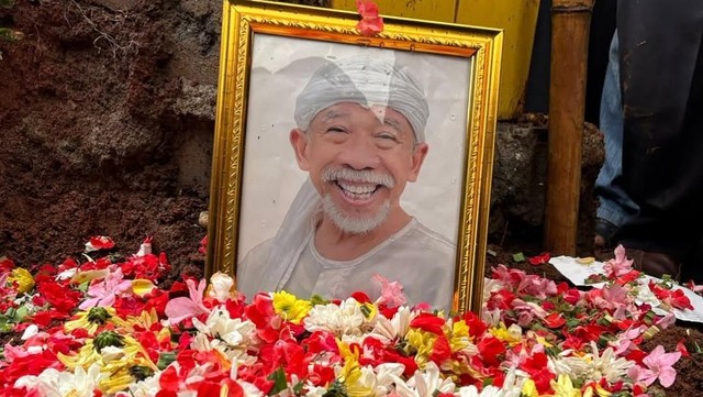 Kabar Terkini Artis dari InsertLive : Viral Warga Perlihatkan Makam Komedian Nurul Qomar Amblas Tak Terawat
