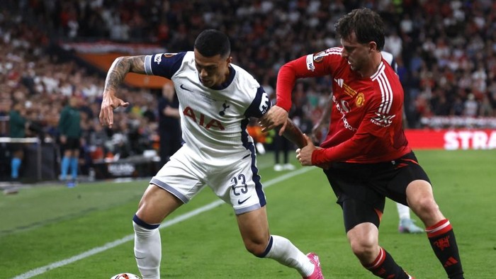 Tottenham Hotspur's Spanish defender #23 Pedro Porro and Manchester United's English midfielder #07 Mason Mount vie for the ball during the UEFA Europa League final football match between Tottenham Hotspur and Manchester United at the San Mames stadium in Bilbao on May 21, 2025. (Photo by Pierre-Philippe MARCOU / AFP)