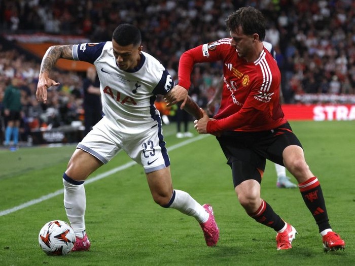 Tottenham Hotspur's Spanish defender #23 Pedro Porro and Manchester United's English midfielder #07 Mason Mount vie for the ball during the UEFA Europa League final football match between Tottenham Hotspur and Manchester United at the San Mames stadium in Bilbao on May 21, 2025. (Photo by Pierre-Philippe MARCOU / AFP)