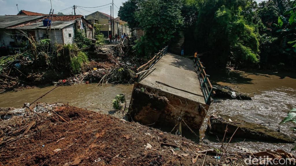 Penampakan Jembatan Kampung di Tambun-Cibitung Putus Diterjang Arus Kali Penampakan Jembatan Kampung di Tambun-Cibitung Putus Diterjang Arus Kali