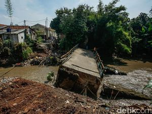 Penampakan Jembatan Kampung di Tambun-Cibitung Putus Diterjang Arus Kali