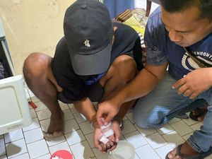 Pengedar Sabu Dibekuk Polisi Gresik Saat Transaksi di Belakang Balai Desa