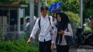 Semangat Pemuda Bekasi Cari Loker, Diantar Ortu-Dipayungi Pacar