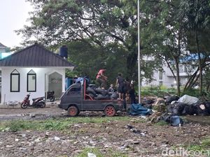 Farhan Geram Banyak Sampah Menumpuk di Lahan Eks Gedung Palaguna Farhan Geram Banyak Sampah Menumpuk di Lahan Eks Gedung Palaguna