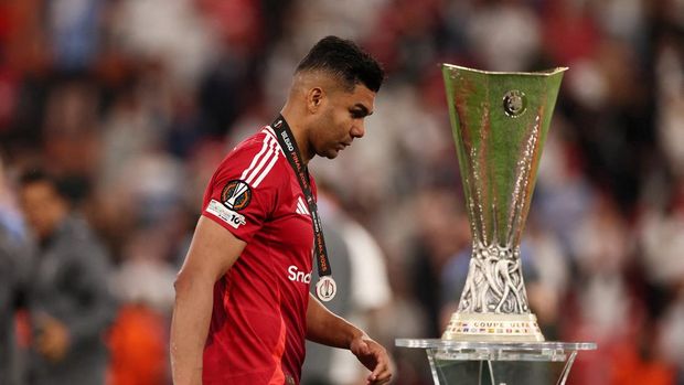 Soccer Football - Europa League - Final - Tottenham Hotspur v Manchester United - San Mames, Bilbao, Spain - May 21, 2025 Manchester United's Casemiro looks dejected as he walks past the trophy after collecting his runners up medal REUTERS/Isabel Infantes     TPX IMAGES OF THE DAY