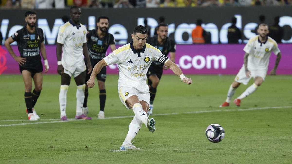Eksekusi penalti Cristiano Ronaldo yang gagal menjadi gol. (Foto: REUTERS/Hamad I Mohammed)
