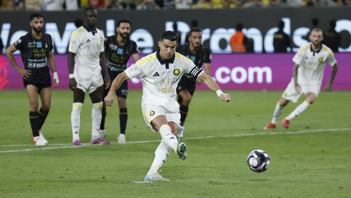 SOCCER-SAUDI-NSR-KHA/REPORT Soccer Football - Saudi Pro League - Al Nassr v Al Khaleej - Al-Awwal Park, Riyadh, Saudi Arabia - May 21, 2025 Al Nassrs Cristiano Ronaldo misses from the penalty spot REUTERS/Hamad I Mohammed