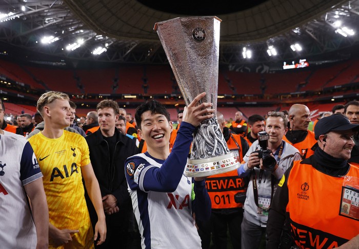 Son Heung-min Soccer Football - Europa League - Final - Tottenham Hotspur v Manchester United - San Mames, Bilbao, Spain - May 22, 2025 Tottenham Hotspur's Son Heung-min celebrates with the trophy after winning the Europa League Final REUTERS/Andrew Couldridge