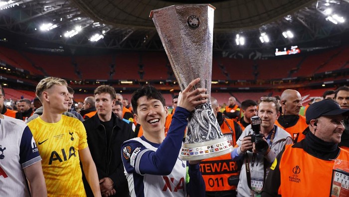 Son Heung-min Soccer Football - Europa League - Final - Tottenham Hotspur v Manchester United - San Mames, Bilbao, Spain - May 22, 2025 Tottenham Hotspurs Son Heung-min celebrates with the trophy after winning the Europa League Final REUTERS/Andrew Couldridge