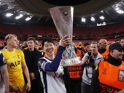 Bahagianya Son Heung-min Angkat Trofi Perdana Bersama Tottenham
