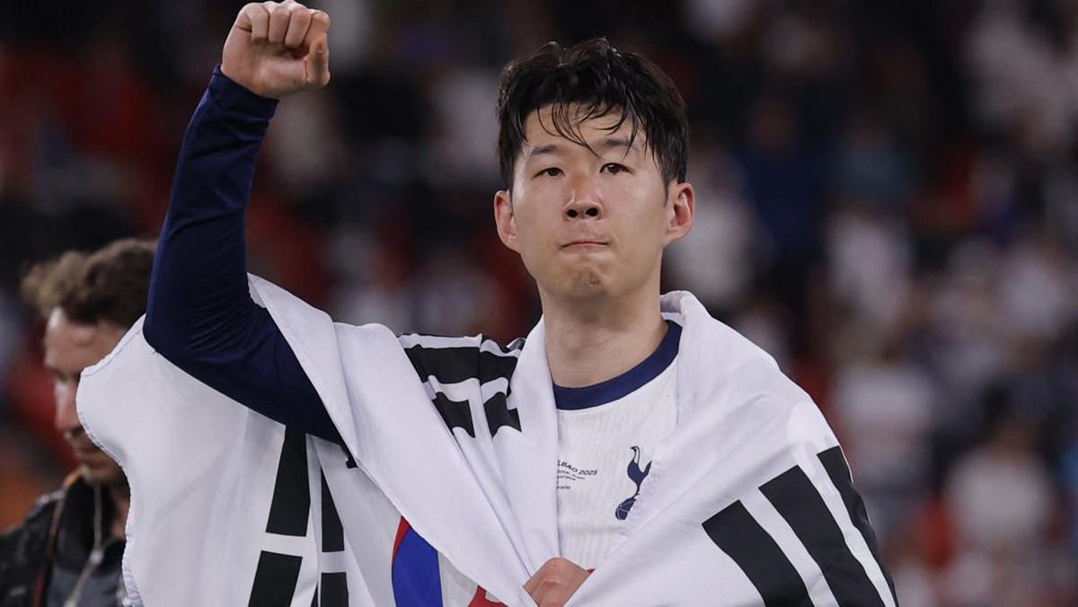 Son Heung-min mengalungkan bendera Korea Selatan di bahunya usai membawa Tottenham Hotspur juara Liga Europa. (Foto: Andrew Couldridge/REUTERS)