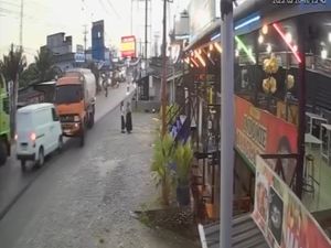 Rekaman CCTV Detik-detik Minibus Tabrak Truk Tangki di Asahan Rekaman CCTV Detik-detik Minibus Tabrak Truk Tangki di Asahan