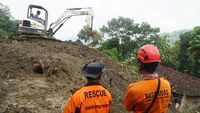 Tim SAR Gunakan Alat Berat Cari Korban Longsor di Trenggalek