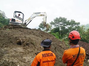 Tim SAR Gunakan Alat Berat Cari Korban Longsor di Trenggalek