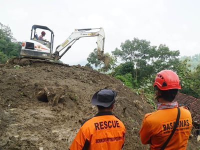 Tim SAR Gunakan Alat Berat Cari Korban Longsor di Trenggalek