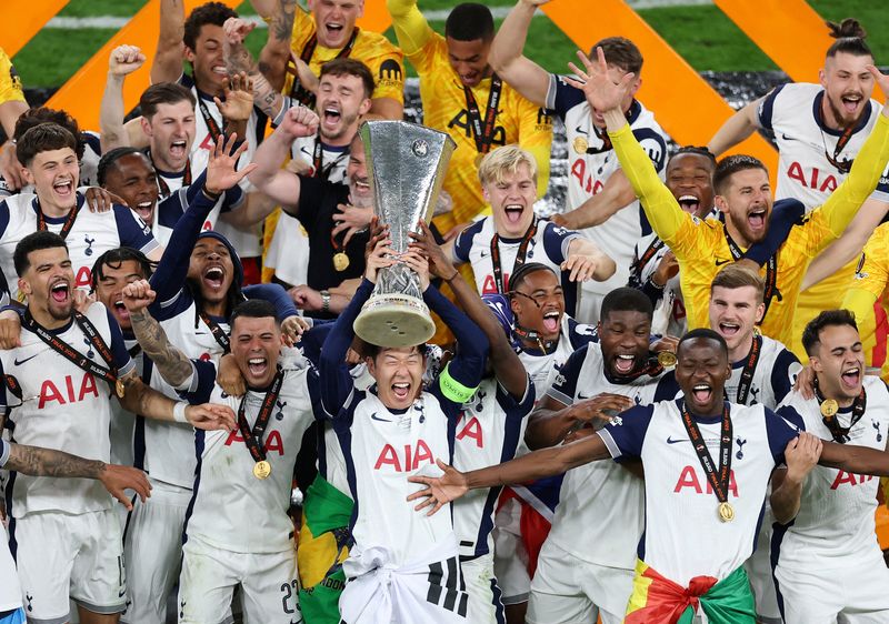Soccer Football - Europa League - Final - Tottenham Hotspur v Manchester United - San Mames, Bilbao, Spain - May 21, 2025   Tottenham Hotspur's Son Heung-min lifts the trophy as he celebrates with his teammates after winning the Europa League REUTERS/Juan Medina     TPX IMAGES OF THE DAY